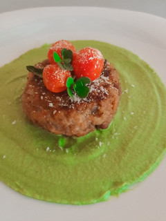 Una foto de Puré de guisantes con menta y filete de hamburguesa