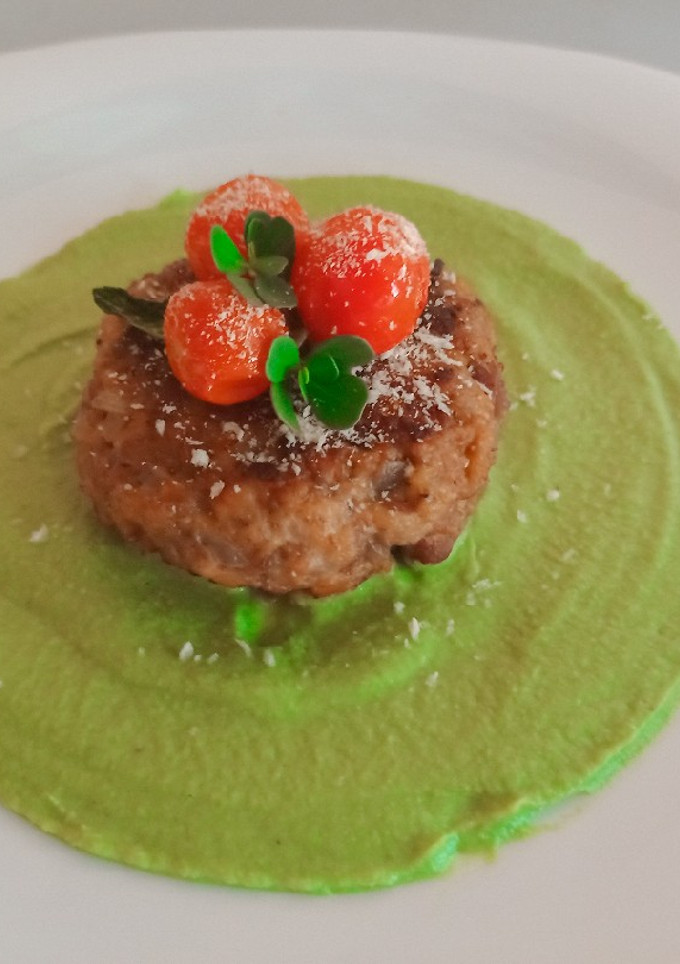 Una foto de Puré de guisantes con menta y filete de hamburguesa