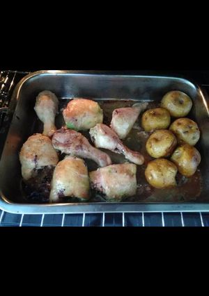 Una foto de Pollo con papas al horno