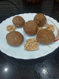 A picture of Besan & dry fruits ladoo.