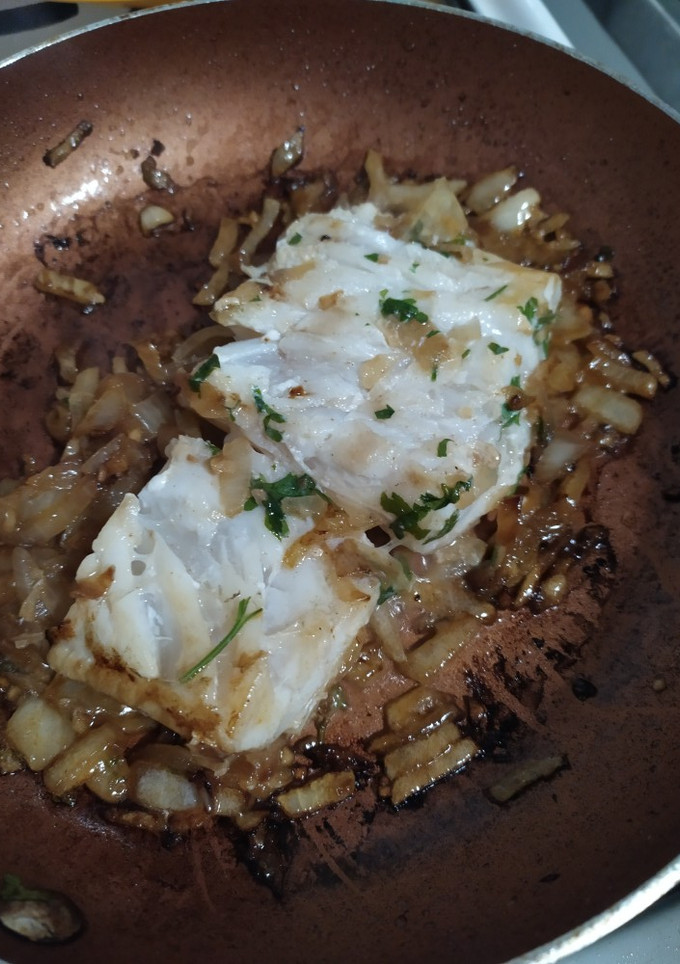 Una foto de Bacalao encebollado