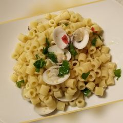 A picture of Pasta e vongole.