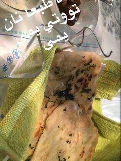 صورة لوصفة خبز النان بالتوم والكزبره