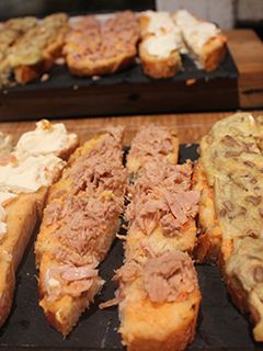 Una foto de Rebanadas de pan con tomate troceadas