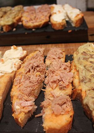 Foto principal de Rebanadas de pan con tomate troceadas