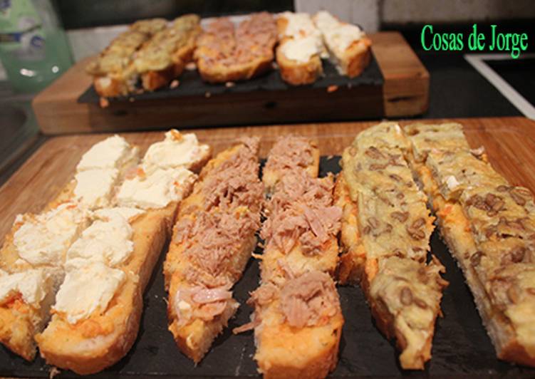 Rebanadas de pan con tomate troceadas