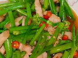 ดอกหอมผัดหมูสามชั้น