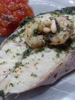 Una foto de Merluza con gambas y piñones