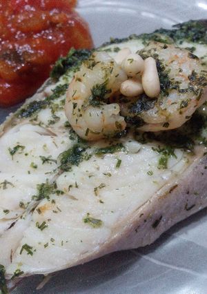Foto principal de Merluza con gambas y piñones