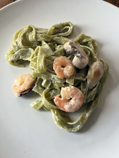 Una foto de Tagliatelle de espinacas con langostinos y champiñones