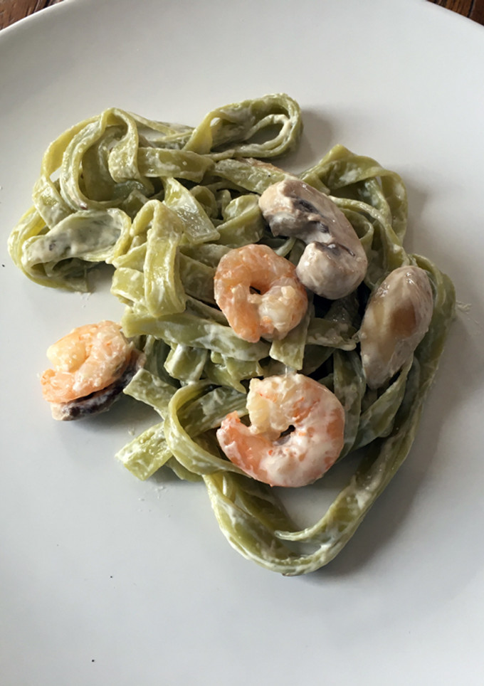 Una foto de Tagliatelle de espinacas con langostinos y champiñones