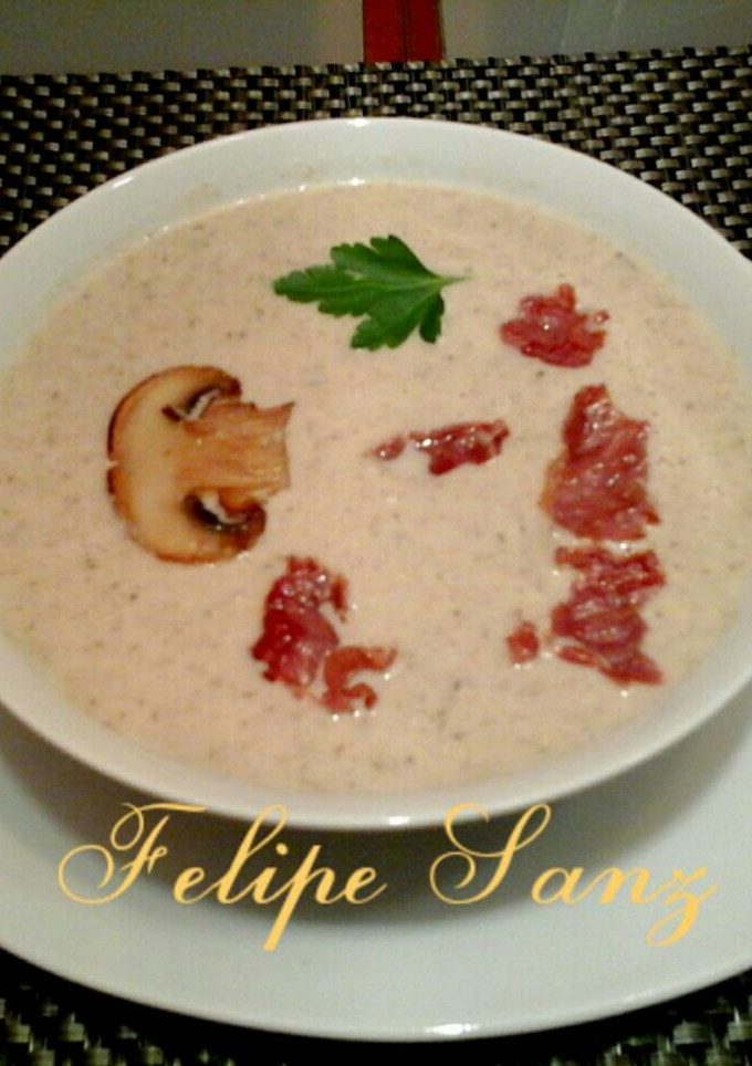Una foto de Crema de champiñones con virutas de jamón ibérico