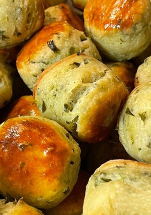 Kovászos medvehagymás pogácsa recept fotója