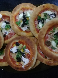 صورة لوصفة ميني بيتزا ولا اروع 😋😋😋