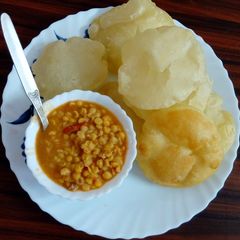 A picture of Luchi ar cholar dal.