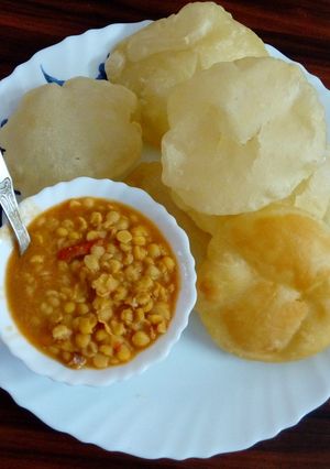 A picture of Luchi ar cholar dal.