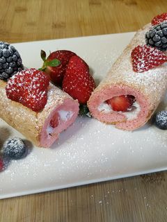 Una foto de Rollo de merengue y fresas