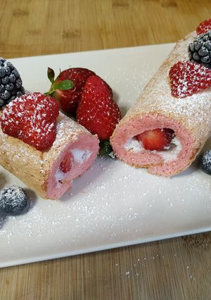 Una foto de Rollo de merengue y fresas