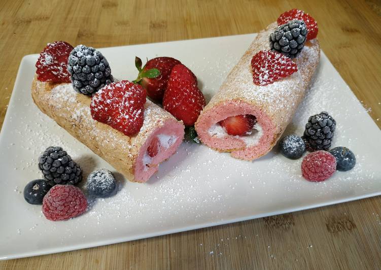 Rollo de merengue y fresas
