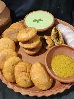 রাজস্থানী পেঁয়াজের খাস্তা কচুরি(Rajasthani peyaj khasta kachori recipe in Bengali) রেসিপির প্রধান ছবি