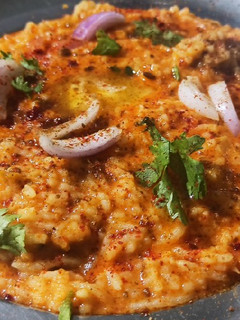 કઢી ચાવલ વિથ પકોડા (Kadhi Chaval Pakoda Recipe In Gujarati) રેસીપી મુખ્ય ફોટો