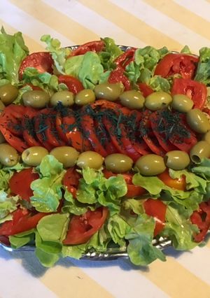 Une photo de Salade feuille de chêne aux tomates cœur de bœuf,olives vertes et spiruline