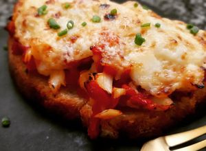 Foto principal de Torrada de bacalao con pimientos asados y allioli gratinado