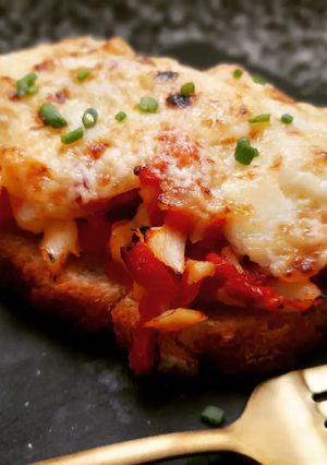 Una foto de Torrada de bacalao con pimientos asados y allioli gratinado