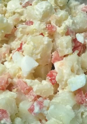 Una foto de Ensalada de papa, huevo y tomate