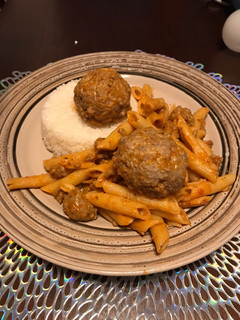 Una foto de Pasta Penne con Albóndigas en salsa estilo 🇵🇷
