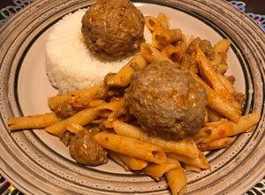 Una foto de Pasta Penne con Albóndigas en salsa estilo 🇵🇷