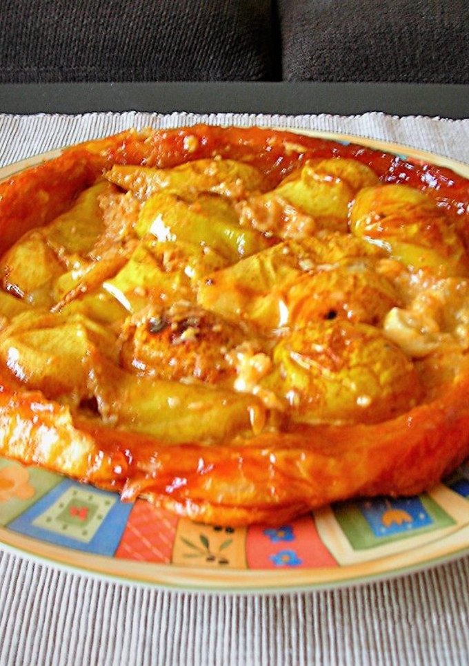Una foto de Tarta de peras borrachas en hojaldre