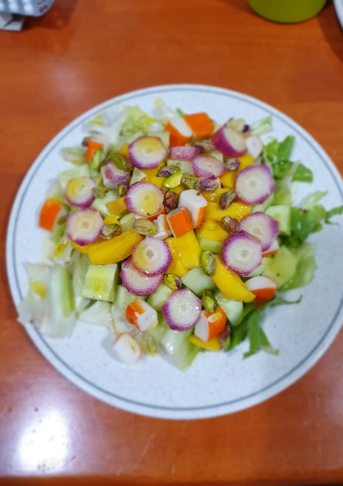 Una foto de Ensalada de cangrejo, mango y pistachos