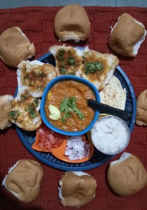 પાવભાજી(pav bhaji Recipe in Gujarati) રેસીપી મુખ્ય ફોટો
