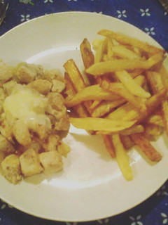 Una foto de Salteado de pollo y papas fritas