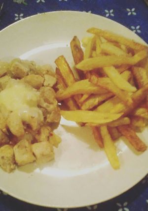 Una foto de Salteado de pollo y papas fritas
