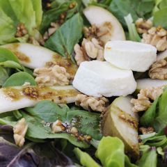 A picture of Autumn salad with pears and goat cheese.