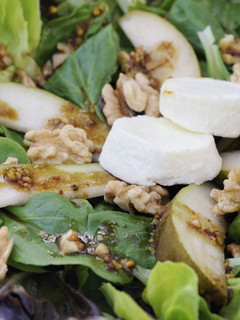 A picture of Autumn salad with pears and goat cheese.
