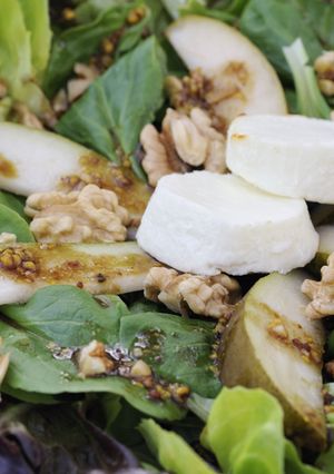 A picture of Autumn salad with pears and goat cheese.