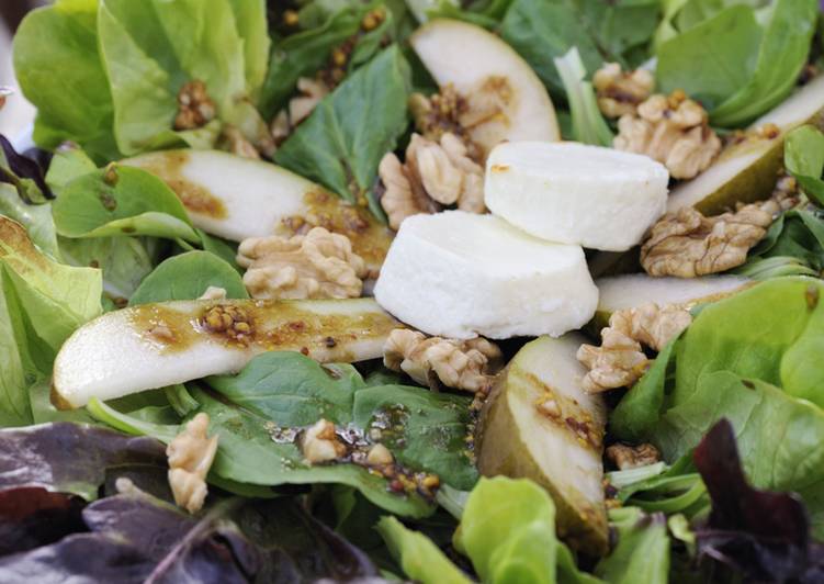 Autumn salad with pears and goat cheese