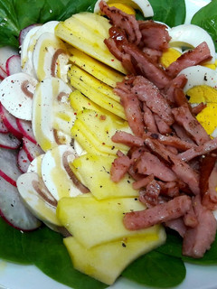 Una foto de Ensalada de espinacas completa