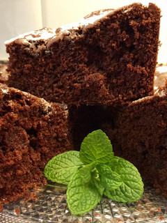 Una foto de Bizcocho de chocolate y ciruelas muy esponjoso