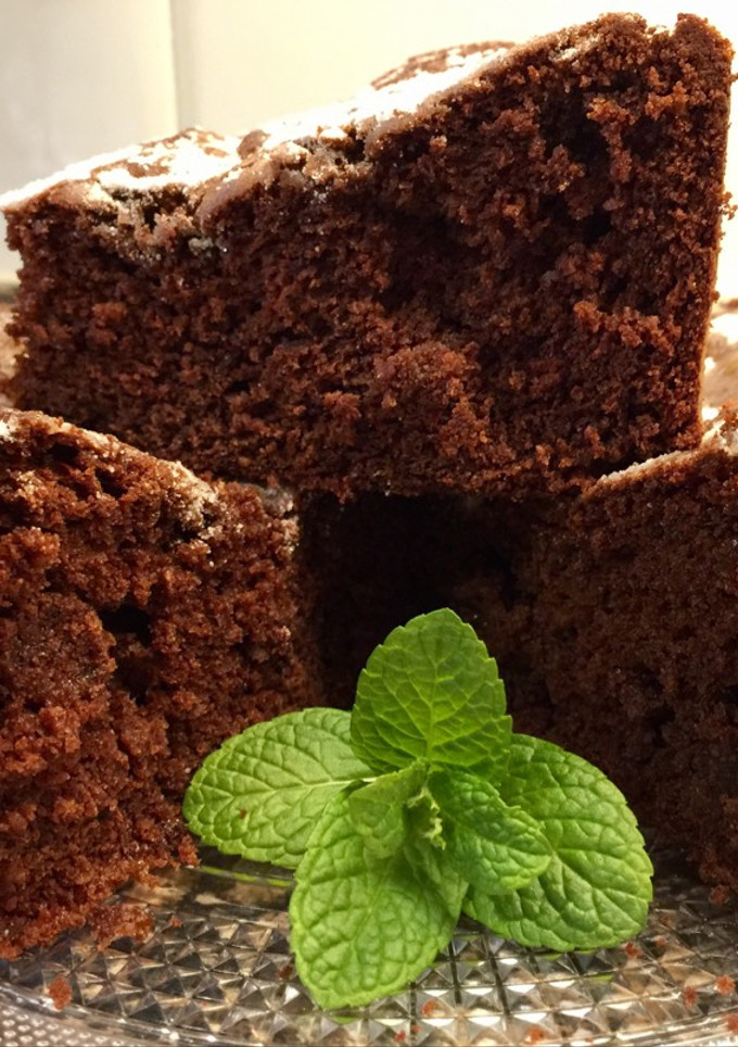 Una foto de Bizcocho de chocolate y ciruelas muy esponjoso