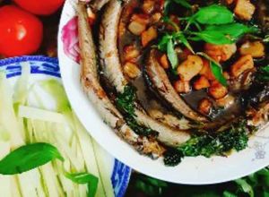 Hình của món Cá kèo kho rau răm dùng kèm xoài keo.