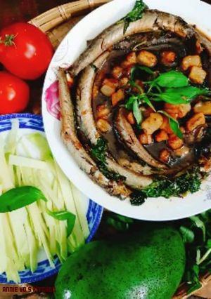 Hình của món Cá kèo kho rau răm dùng kèm xoài keo.