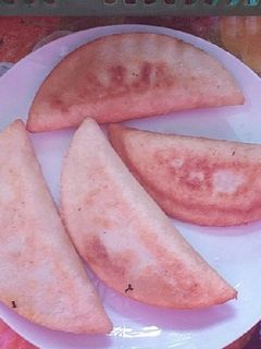 Una foto de Empanadas de carne molida acompañada con chocolate 🤤👍