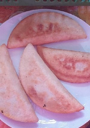 Una foto de Empanadas de carne molida acompañada con chocolate 🤤👍