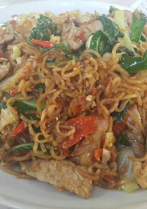 A picture of Drunken-Style Stir-Fried Instant Noodles (Pad Kee Mao Mama).