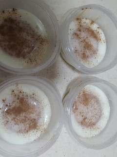 Una foto de Natillas con leche de coco, nata y canela