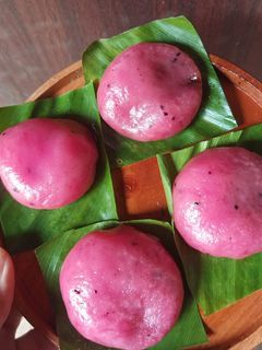 Hình của món Bánh thanh long đỏ nhân đường đen.